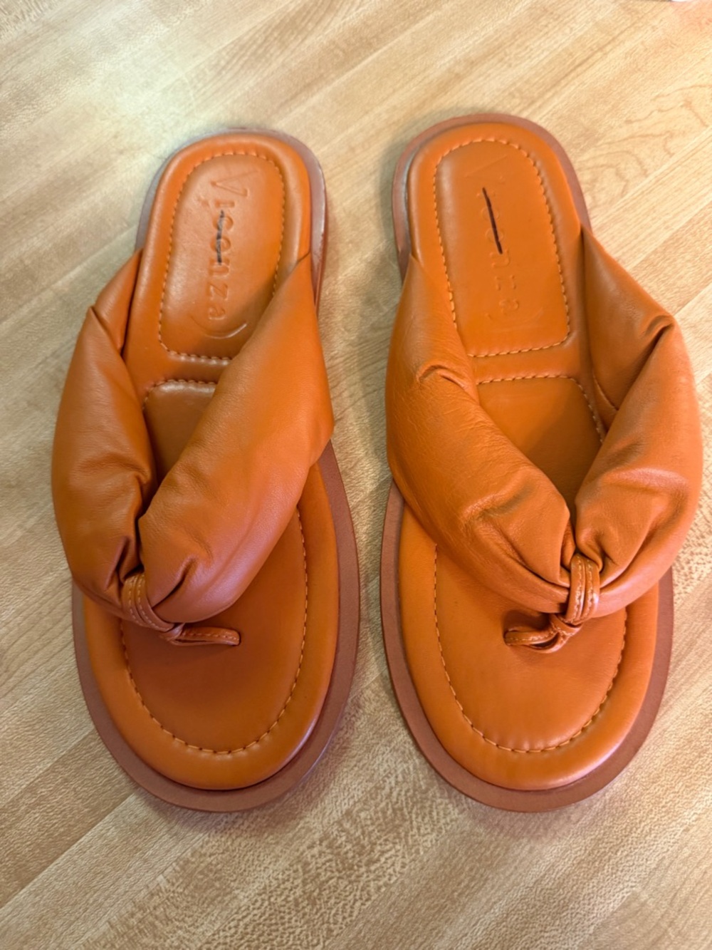 Vicenza Women’s Tan Padded Knot Toe Sandals - Picture 2 of 5